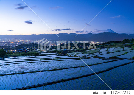 《山梨県》富士山と棚田の夜明け・初夏の日本の原風景《中野の棚田》 112802217