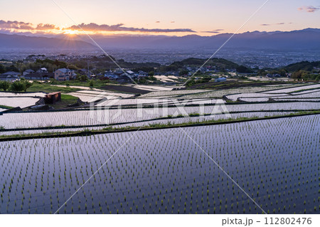 《山梨県》棚田の夜明け・初夏の日本の原風景《中野の棚田》 112802476