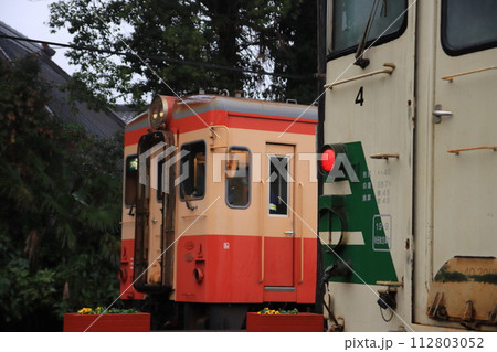 曇天の上総中野駅に停車中の小湊鉄道キハ40系気動車といすみ鉄道キハ20形_2024/2/25撮影 112803052