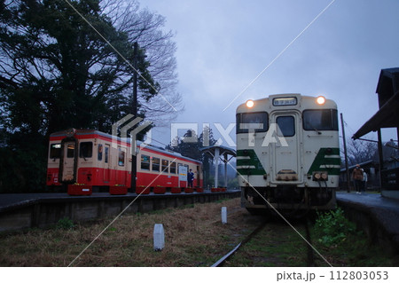 曇天の上総中野駅に停車中の小湊鉄道キハ40系気動車といすみ鉄道キハ20形_2024/2/25撮影 112803053