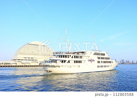 兵庫県神戸市、リゾートホテルと観光船の風景 112803588