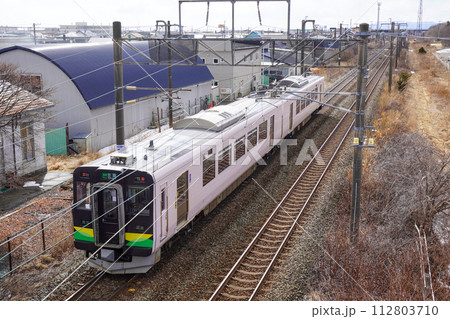 糸井駅にて、737系電車C-6編成 112803710