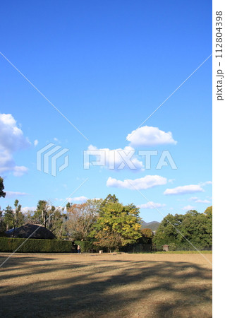 秋の京都嵯峨野：落柿舎周辺の風景 112804398