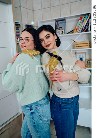 Sisters and Their Bearded Dragon: A Family Portrait 112805396