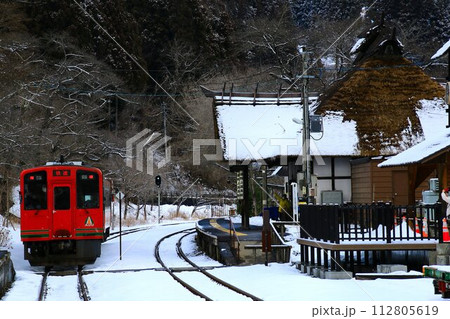 凍てつく鉄路を会津若松へ　会津鉄道・小野上温泉駅 112805619