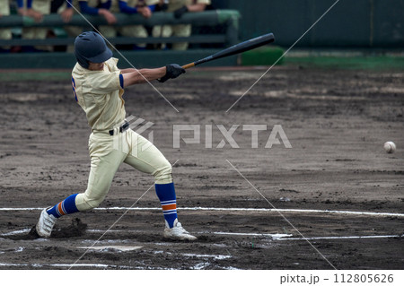 高校野球試合風景バッティングシーン 112805626