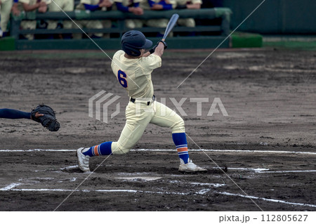 高校野球試合風景バッティングシーン 112805627