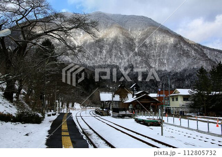 凍てつく鉄路を会津若松へ　会津鉄道・小野上温泉駅 112805732