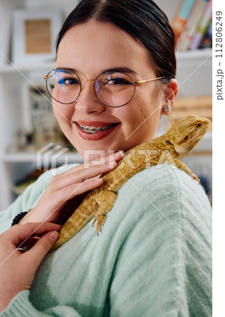 Beautiful Woman Posing with Her Adorable Bearded Dragon Pets 112806249