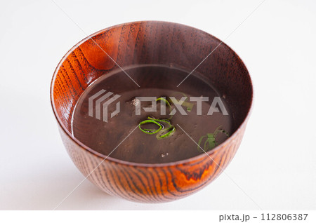 とろろ昆布のお吸い物 112806387