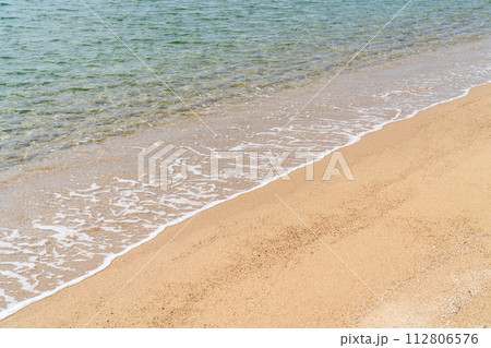 須磨の砂浜に打ち寄せる波 112806576