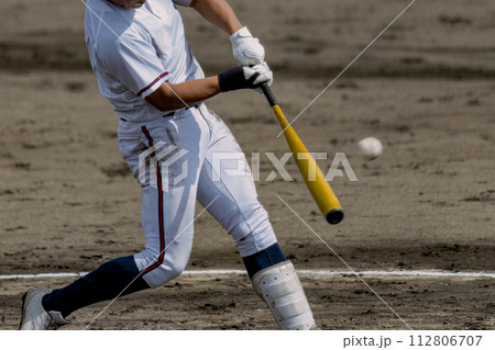 高校野球試合風景 バッティングシーン 112806707
