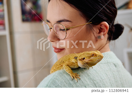 Beautiful Woman Posing with Her Adorable Bearded Dragon Pets 112806941