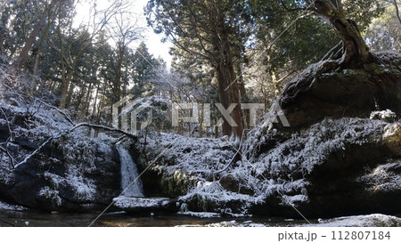 新発田市荒川剣龍峡の雪景色 112807184