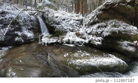 新発田市荒川剣龍峡の雪景色 新発田市荒川剣龍峡の雪景色 112807187