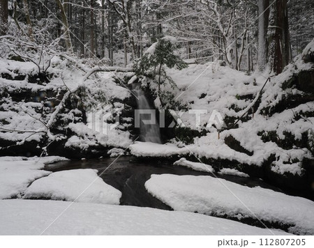 新発田市荒川剣龍峡の雪景色 新発田市荒川剣龍峡の雪景色 112807205