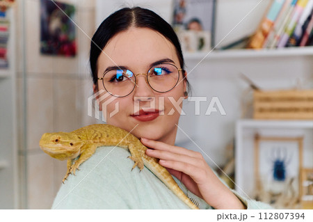 Beautiful Woman Posing with Her Adorable Bearded Dragon Pets 112807394