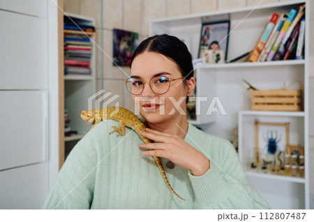 Beautiful Woman Posing with Her Adorable Bearded Dragon Pets 112807487