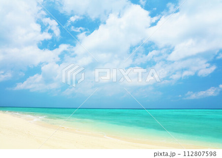 沖縄 夏の青空と池間島の海 沖縄 夏の青空と池間島の海 112807598