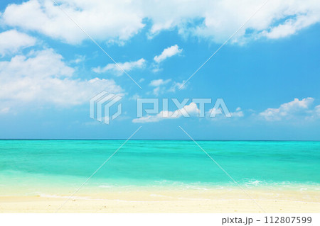 沖縄 夏の青空と池間島の海 沖縄 夏の青空と池間島の海 112807599