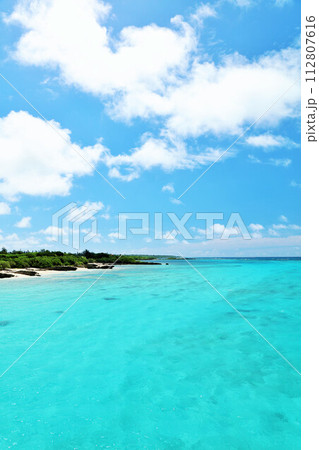 沖縄　宮古島　夏の青空と海 112807616