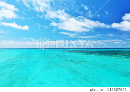 沖縄 宮古島 夏の青空と海 沖縄 宮古島 夏の青空と海 112807621
