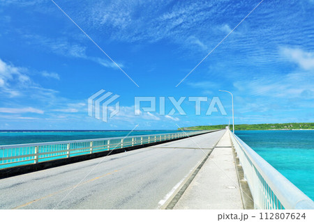沖縄　宮古島　来間大橋からの青空と海 112807624