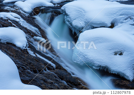 冬の大滝ナイアガラの滝　北海道道南の雪景色 112807978
