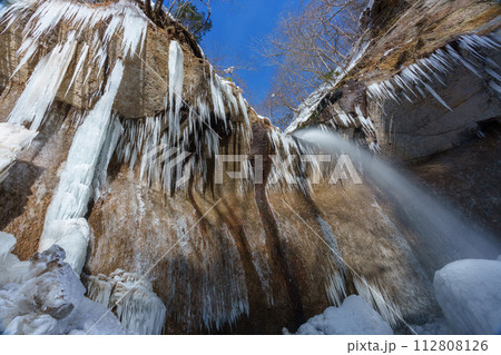七条大滝　北海道の冬の絶景　自然の芸術の氷瀑 112808126
