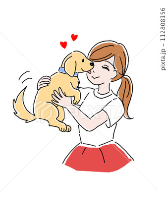 女の子に抱き上げられて嬉しそうな子犬 112808156