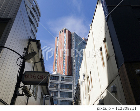 三軒茶屋 路地裏からキャロットタワーを望む 三軒茶屋 路地裏からキャロットタワーを望む 112808211