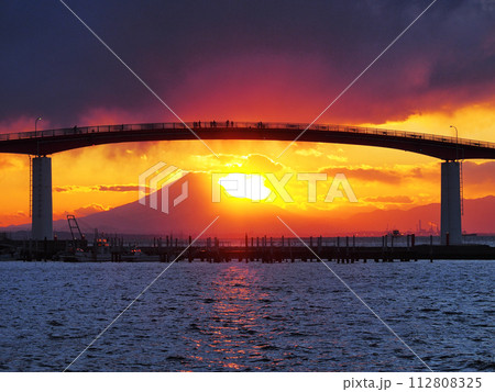 富士に沈む夕日（木更津市） 112808325