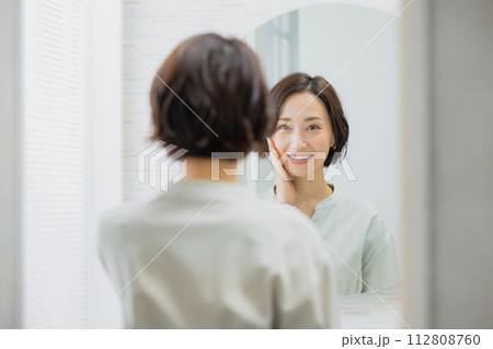 窓の外を見る女性 112808760