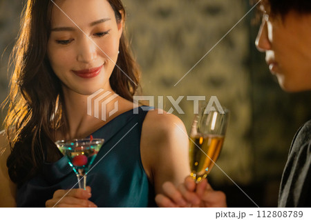シャンパンを飲むカップル　 112808789