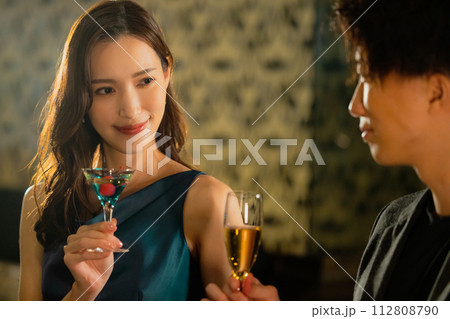 シャンパンを飲むカップル シャンパンを飲むカップル 112808790