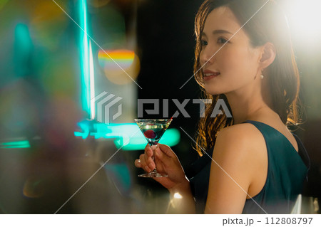 シャンパンを飲むカップル シャンパンを飲むカップル 112808797