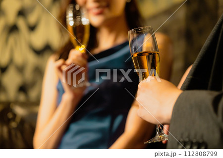 シャンパンを飲むカップル シャンパンを飲むカップル 112808799