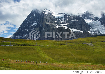 スイスアルプスの絶景のもとで至福のハイキング 112808802