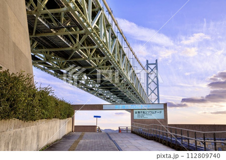 神戸市、夕暮れ時の明石海峡大橋と淡路島 神戸市、夕暮れ時の明石海峡大橋と淡路島 112809740