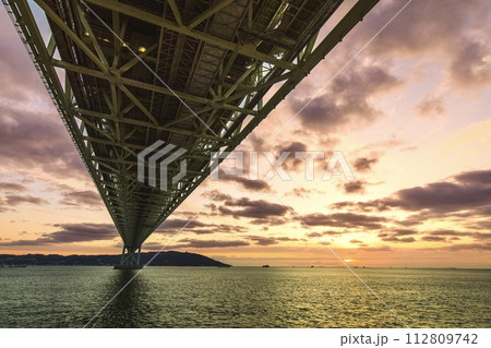 神戸市、夕暮れ時の明石海峡大橋と淡路島 112809742
