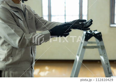 天井を点検する作業着の男性　 　 112810429