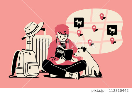 旅先でガイドブックの地図を眺める男性とペット 旅先でガイドブックの地図を眺める男性とペット 112810442