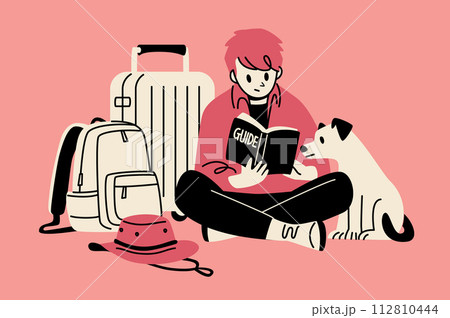 旅先でガイドブックを眺める男性とペット 旅先でガイドブックを眺める男性とペット 112810444