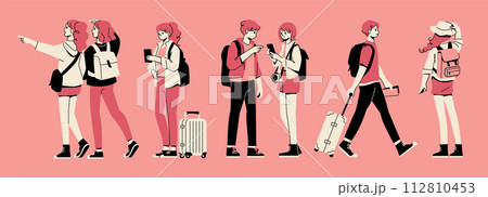 旅行を楽しむ人々のセット 旅行を楽しむ人々のセット 112810453