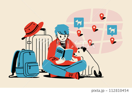 旅先でガイドブックの地図を眺める男性とペット 旅先でガイドブックの地図を眺める男性とペット 112810454