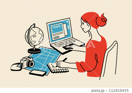 インターネットを使って旅行の計画をしている女性 インターネットを使って旅行の計画をしている女性 112810455