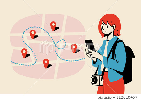 スマートフォンで目的地へのルートを考える女性 スマートフォンで目的地へのルートを考える女性 112810457