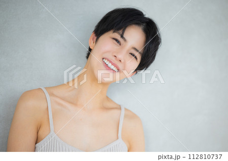 ショートヘアの若い女性 ショートヘアの若い女性 112810737