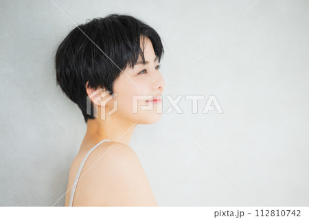 ショートヘアの若い女性　　 112810742