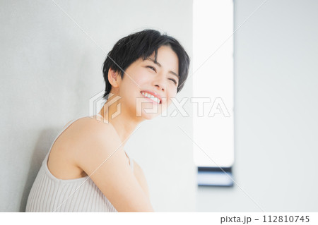 ショートヘアの若い女性 ショートヘアの若い女性 112810745